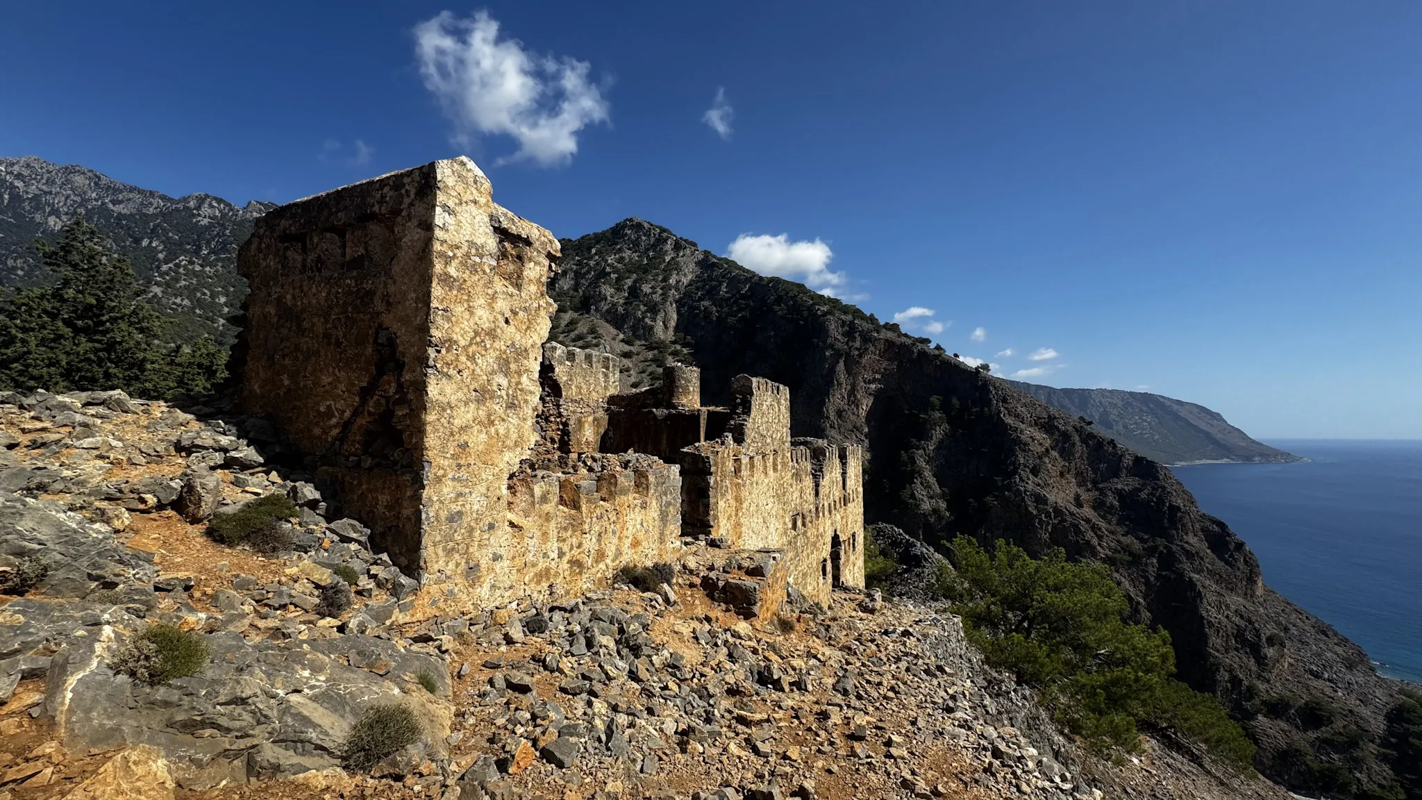 Το Κάστρο της Αγίας Ρουμέλης (Κούλες) με θέα στο Λιβυκό Πέλαγος